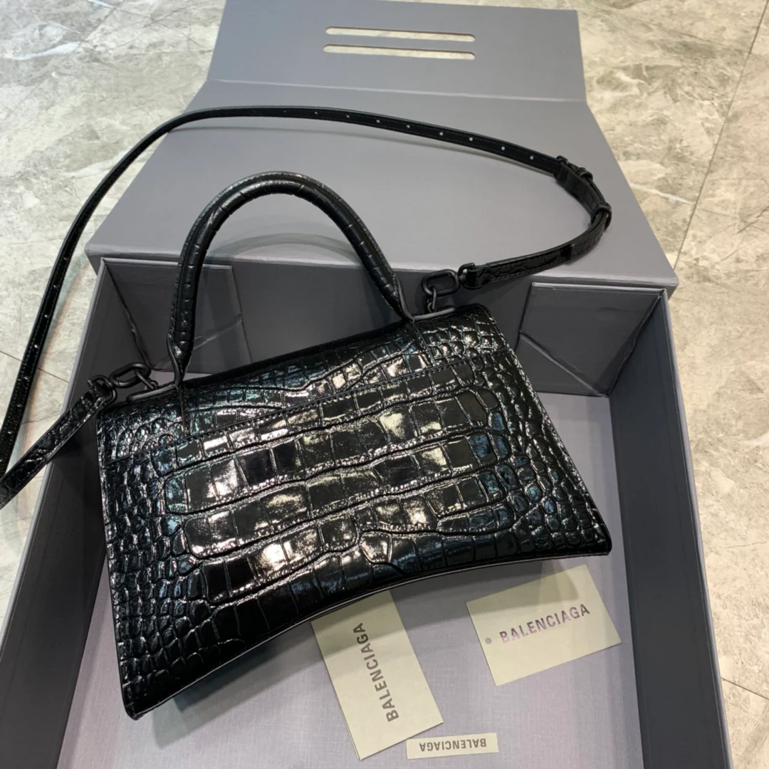 Сумка Balenciaga Hourglass, средний размер, черная, с пряжкой из кожи аллигатора.