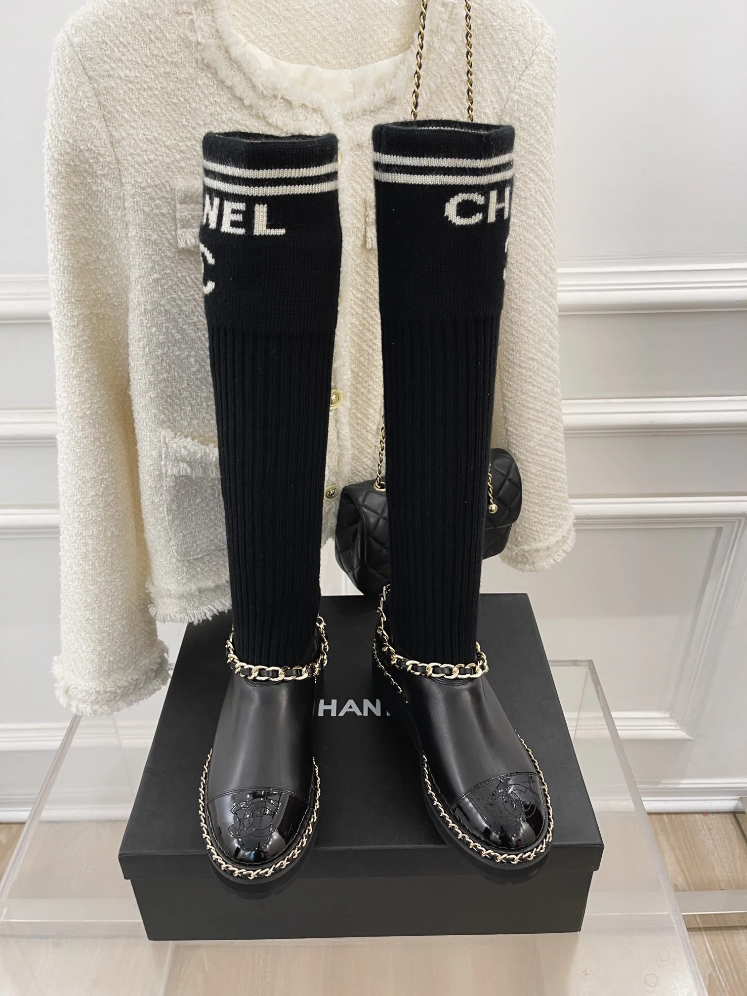 Новинка сезона осень/зима 2023 от Chanel - Ботильоны-носки - Кожаные туфли-носки с длинными рукавами - Полосатый узор в виде букв, черный цвет