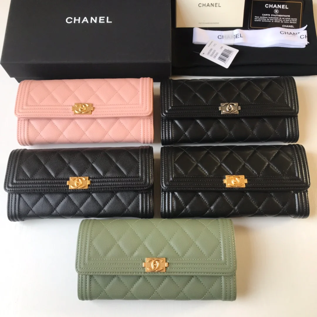 Кошелек-портмоне Chanel Le Boy Flip Wallet — из черной овечьей кожи с золотой пряжкой.