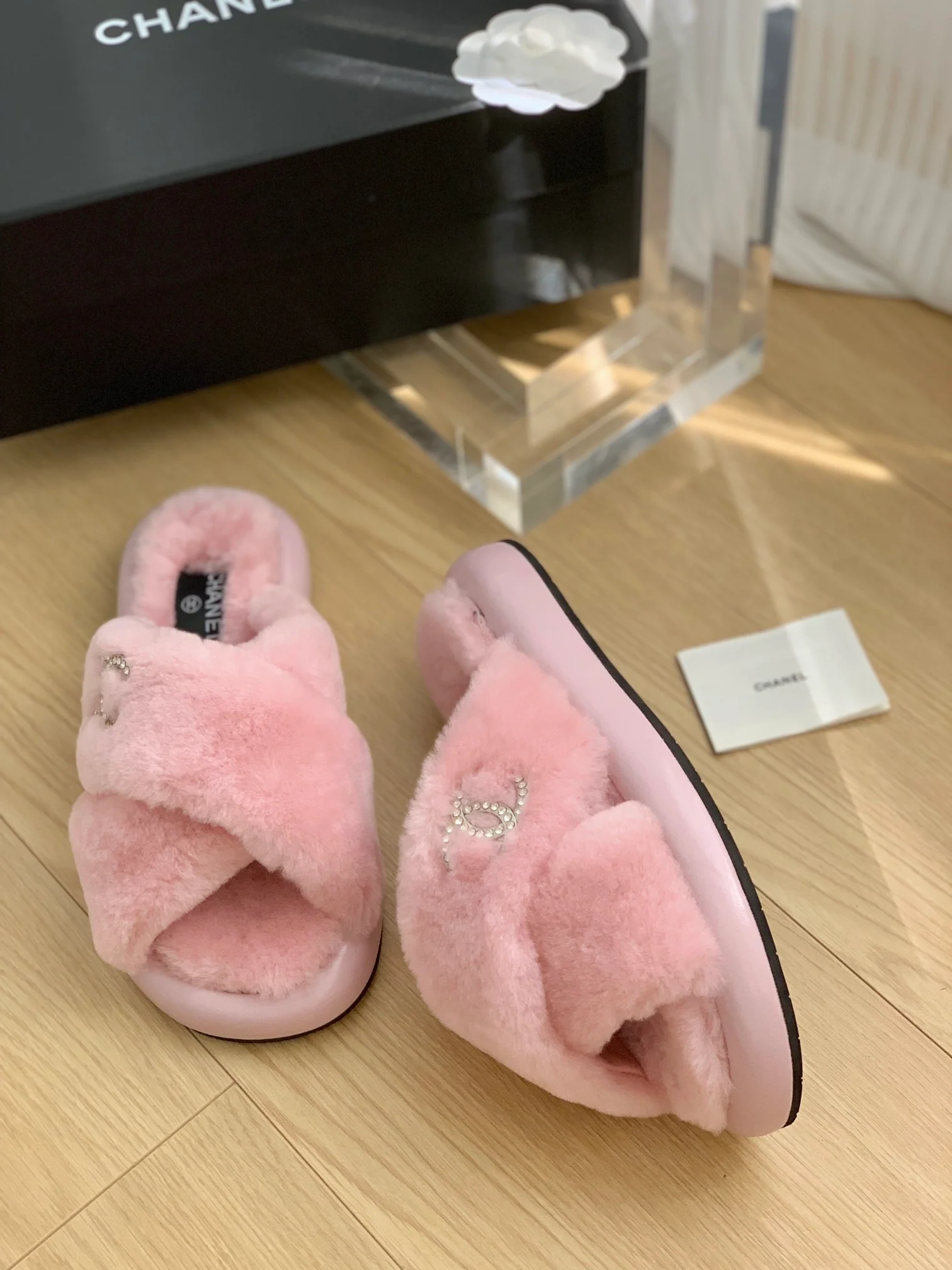 Новинка сезона осень/зима 2023 от Chanel - Классические пушистые тапочки с двойной буквой С - Розовые