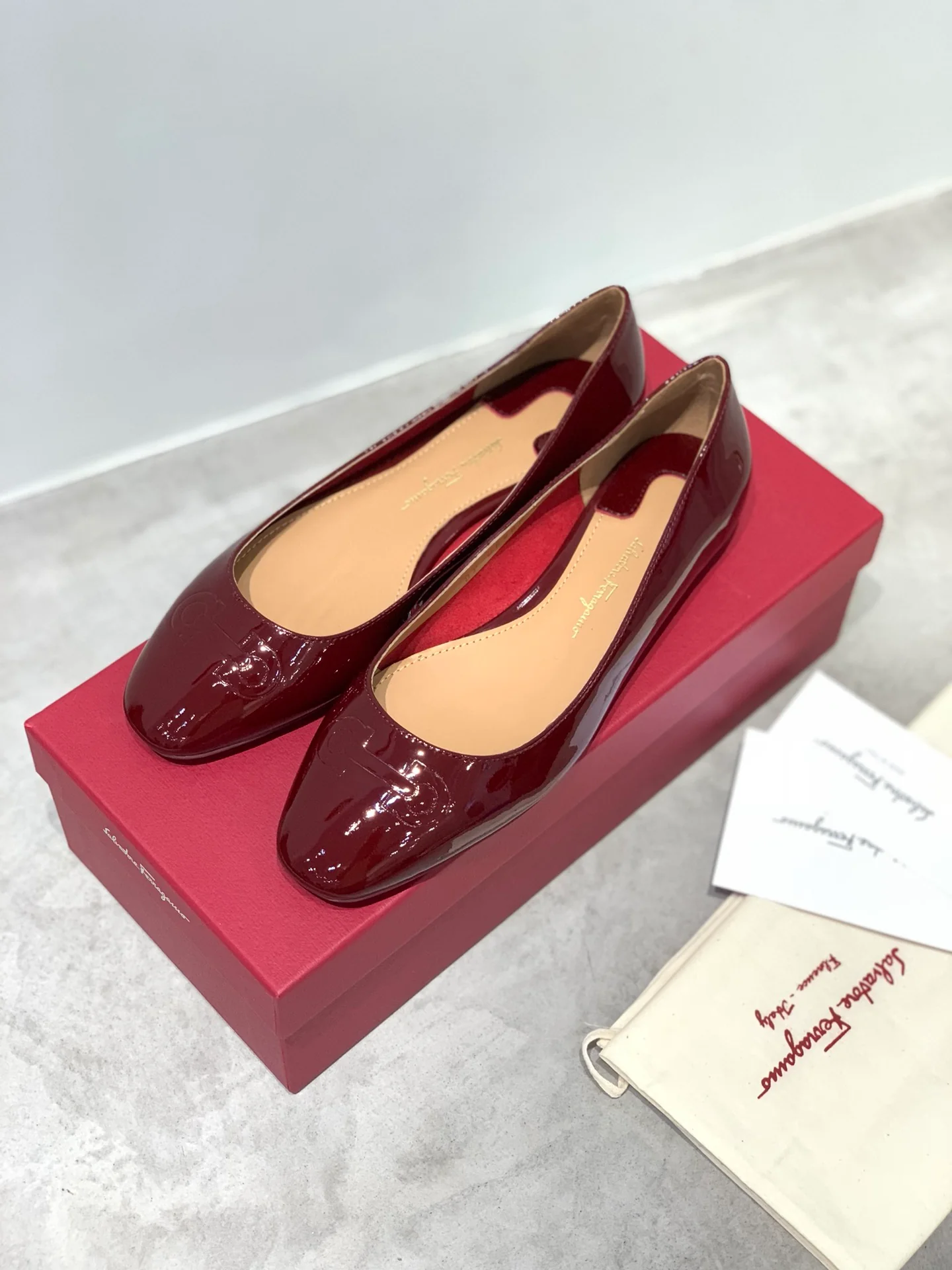 Туфли Salvatore Ferragamo - балетки из лакированной кожи с тиснением - красные