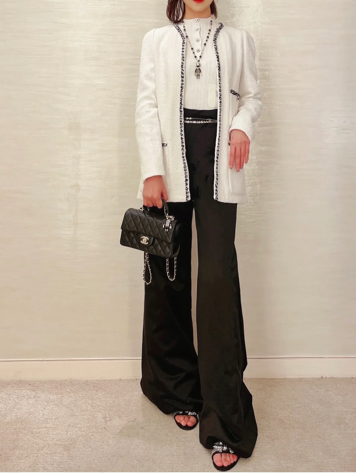 Коллекция Chanel Весна/Лето 2022 - Сумка-клапан на запястье - Овечья кожа