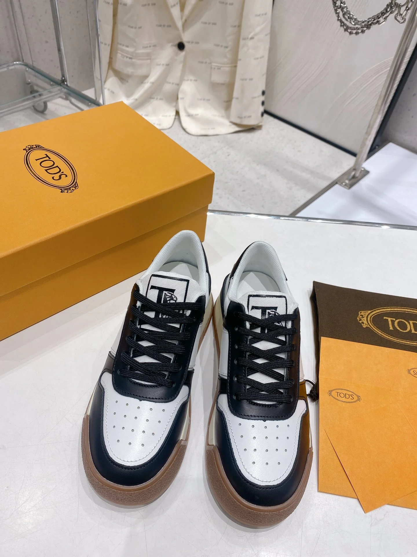 Весенняя коллекция Tods 2023 — Повседневная обувь — Парная модель — Коричневая подошва с черной отделкой