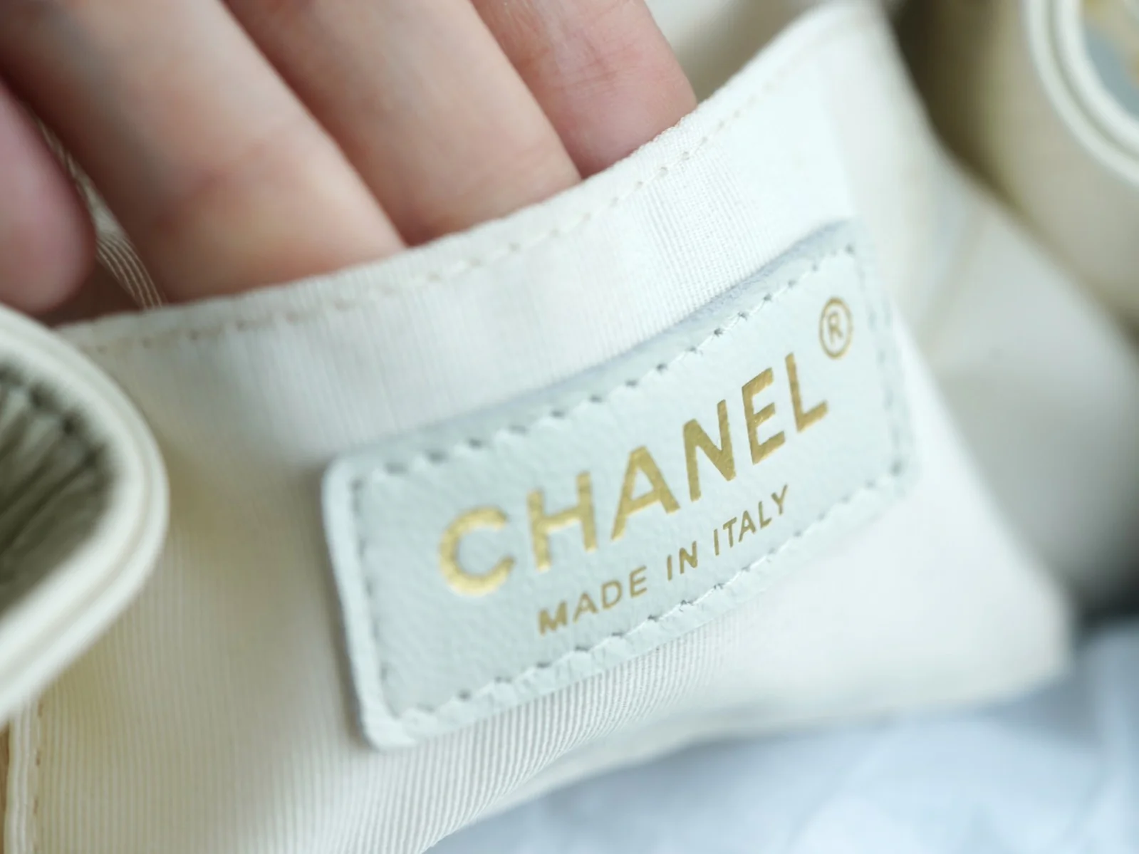 Рюкзак Chanel — белый, из вощеной кожи.