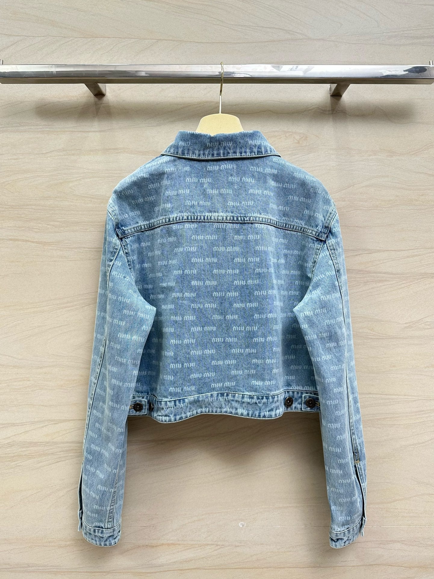 Miu Miu - 2404 - 24 Новинка ранней весны. Джинсовая куртка с принтом и буквами.