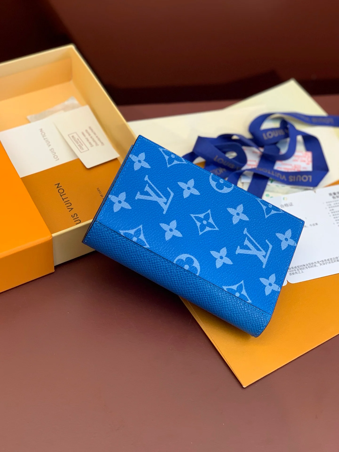 LV-m31030-Держатель для паспорта