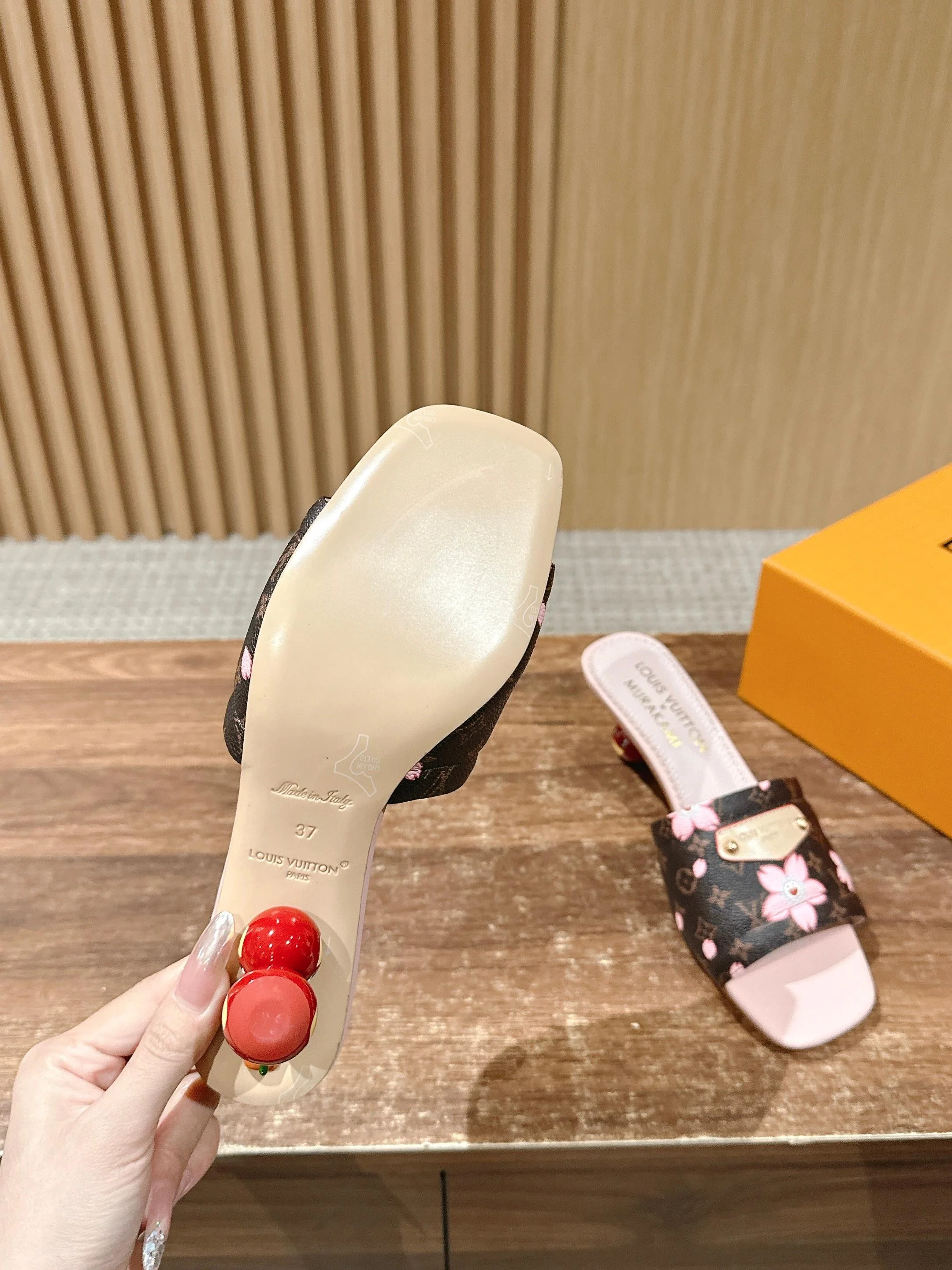 LV - Коллекция Такаши Мураками в стиле ретро - Сандалии на низком каблуке - Розовые и черные