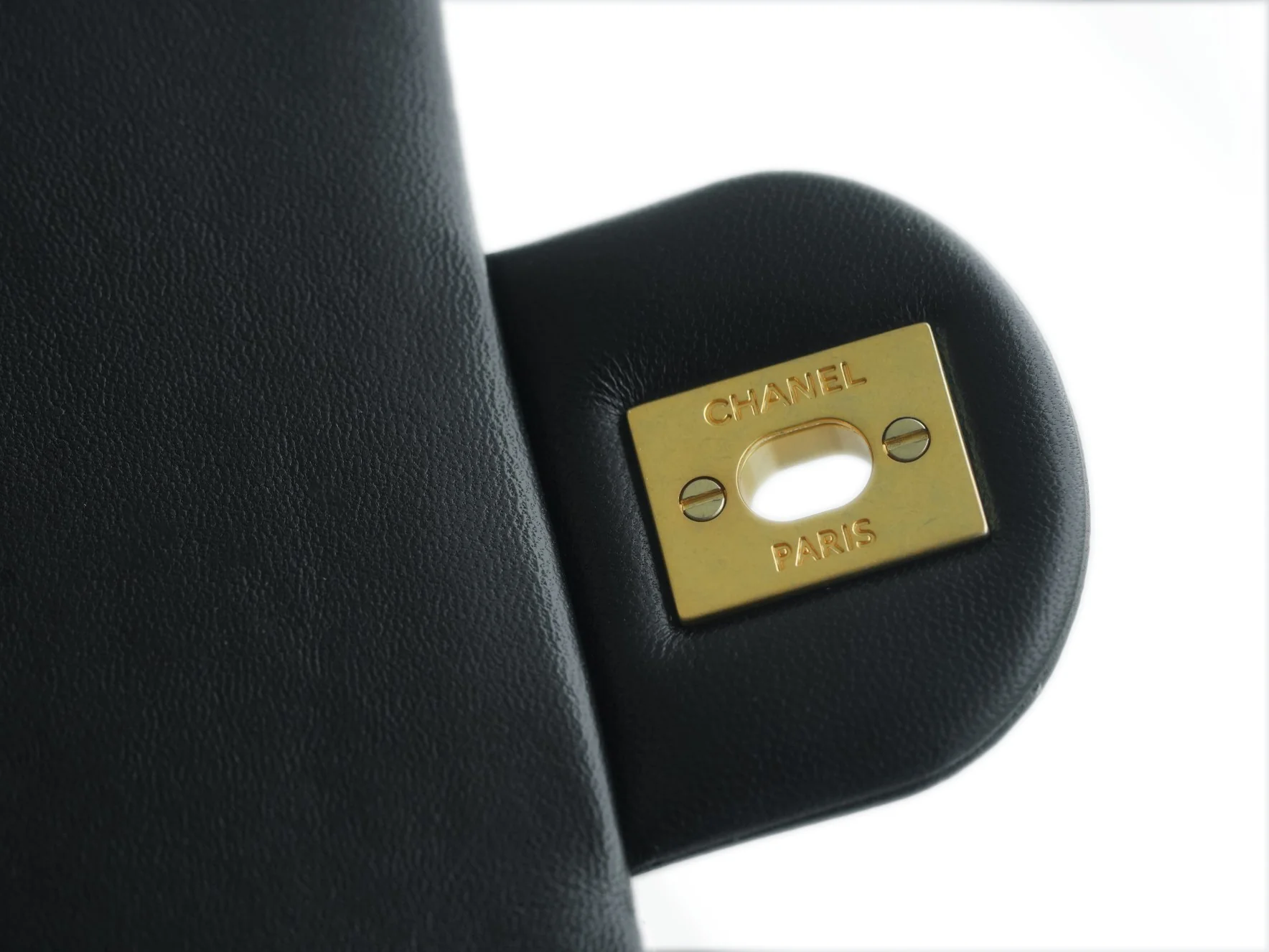 Коллекция Chanel Весна/Лето 2023 - Сумка с регулируемой пряжкой Camellia - CF Flap Bag - Черная - Маленькая