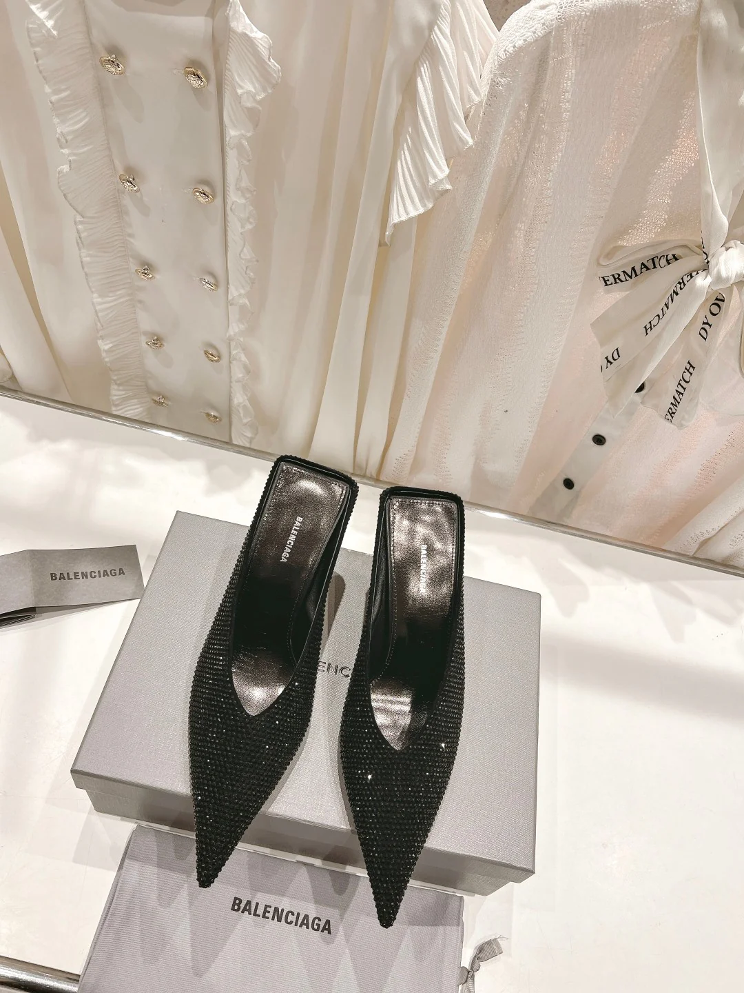 Новинка сезона весна/лето 2023 от Balenciaga - туфли-лодочки на тонком каблуке с декором из страз.