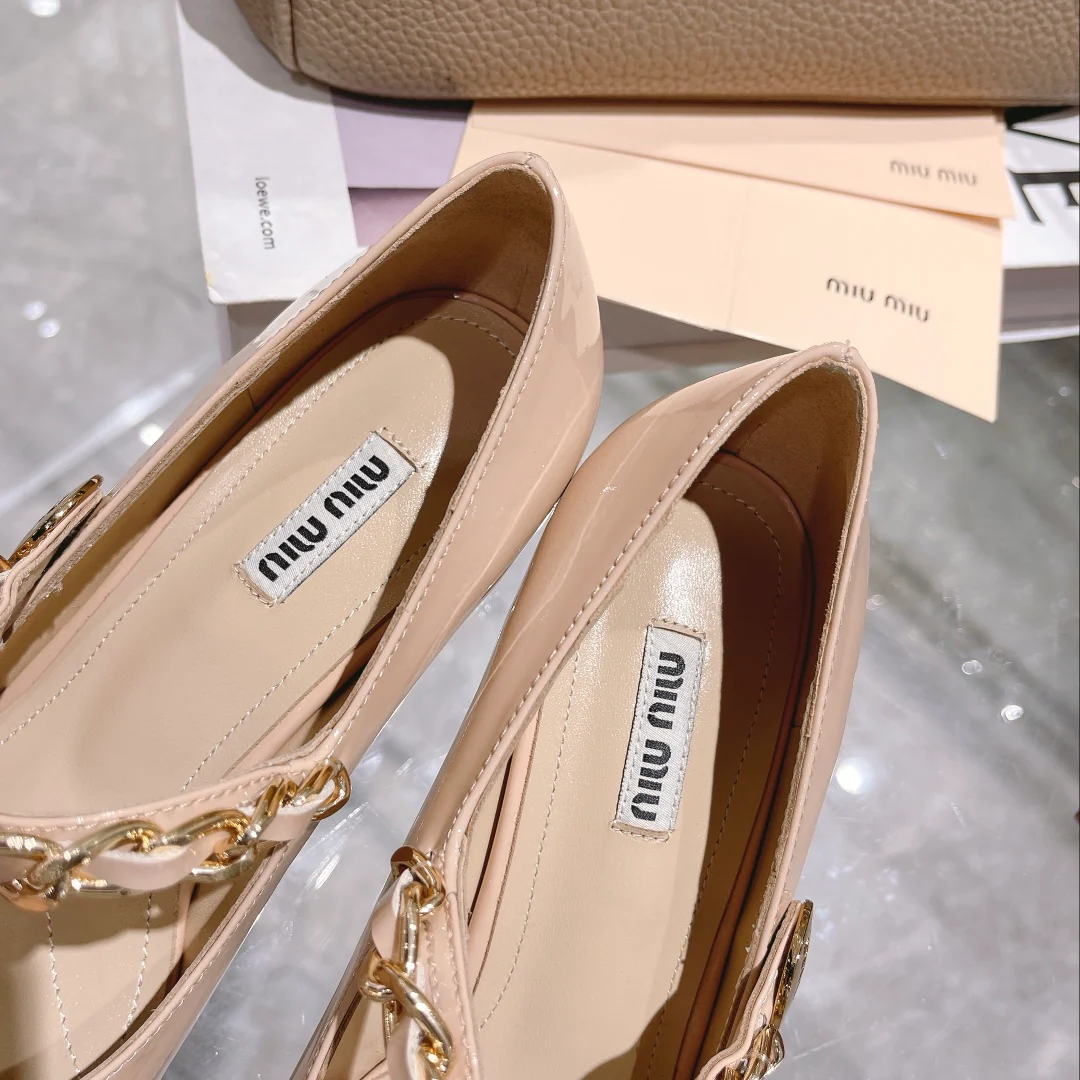 Новинка сезона осень/зима 2022 от Miu Miu - Туфли на каблуке с острым носком и разрезом - Розовые