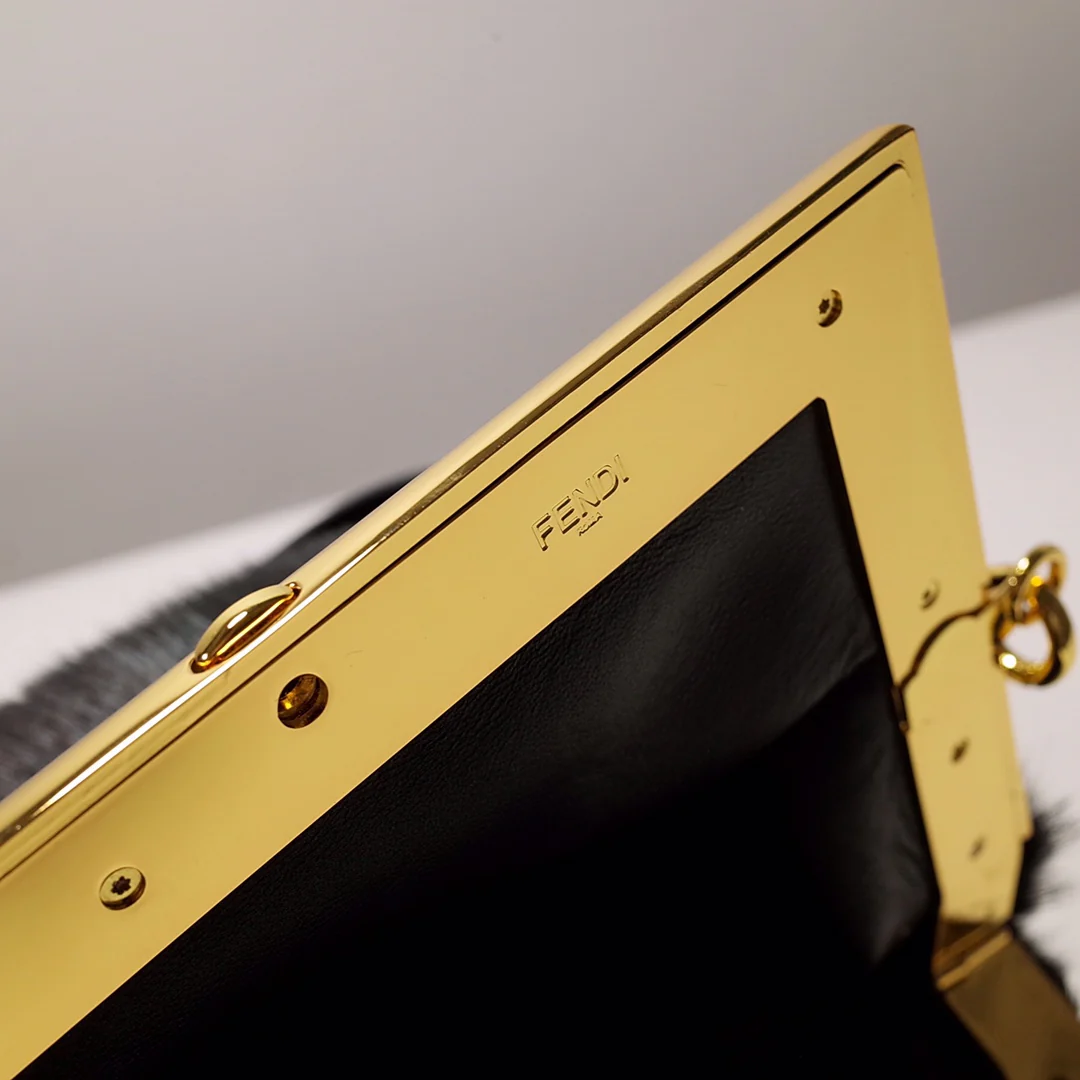 Сумка Fendi-first Medium из черной норки.