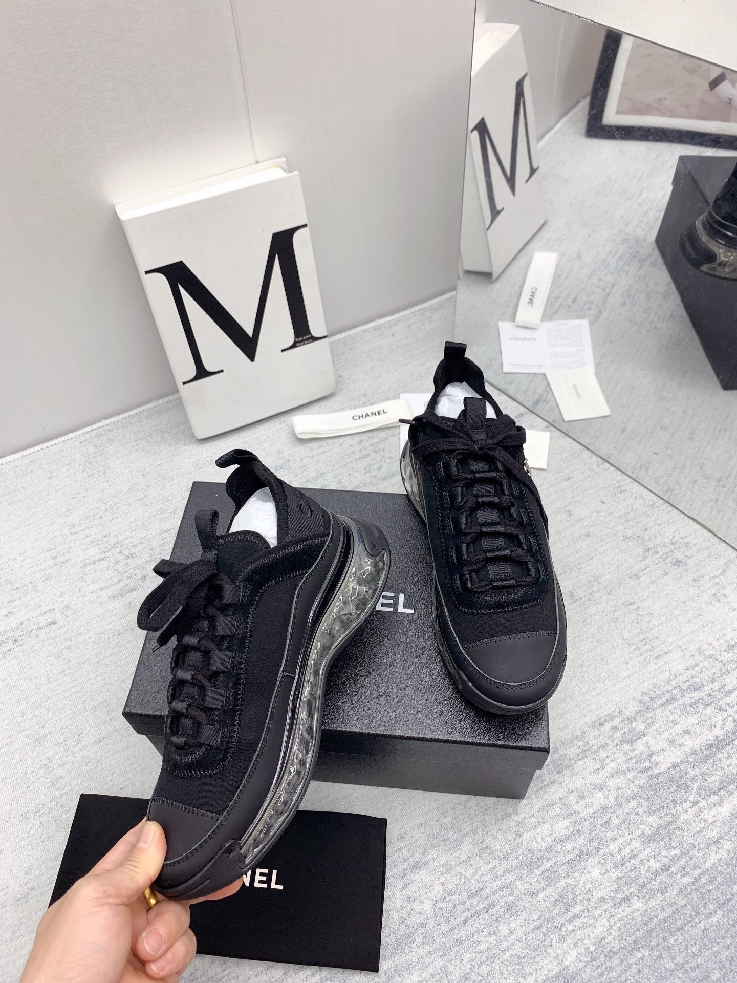 Новинка сезона осень/зима 2021 от Chanel - кроссовки с ромбовидным узором - черные.