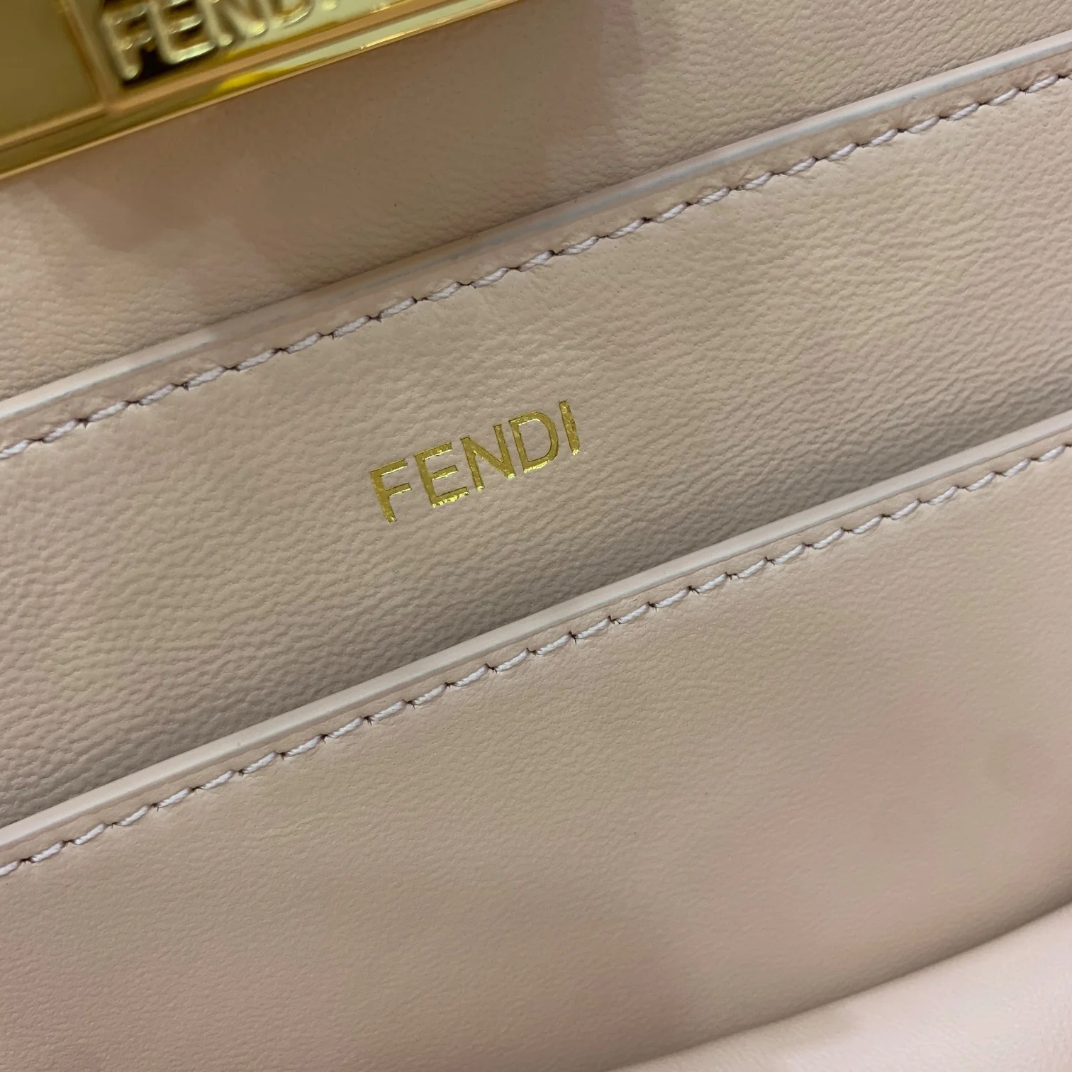 Сумка Fendi Peekaboo i-seey Medium из абрикосовой кожи.