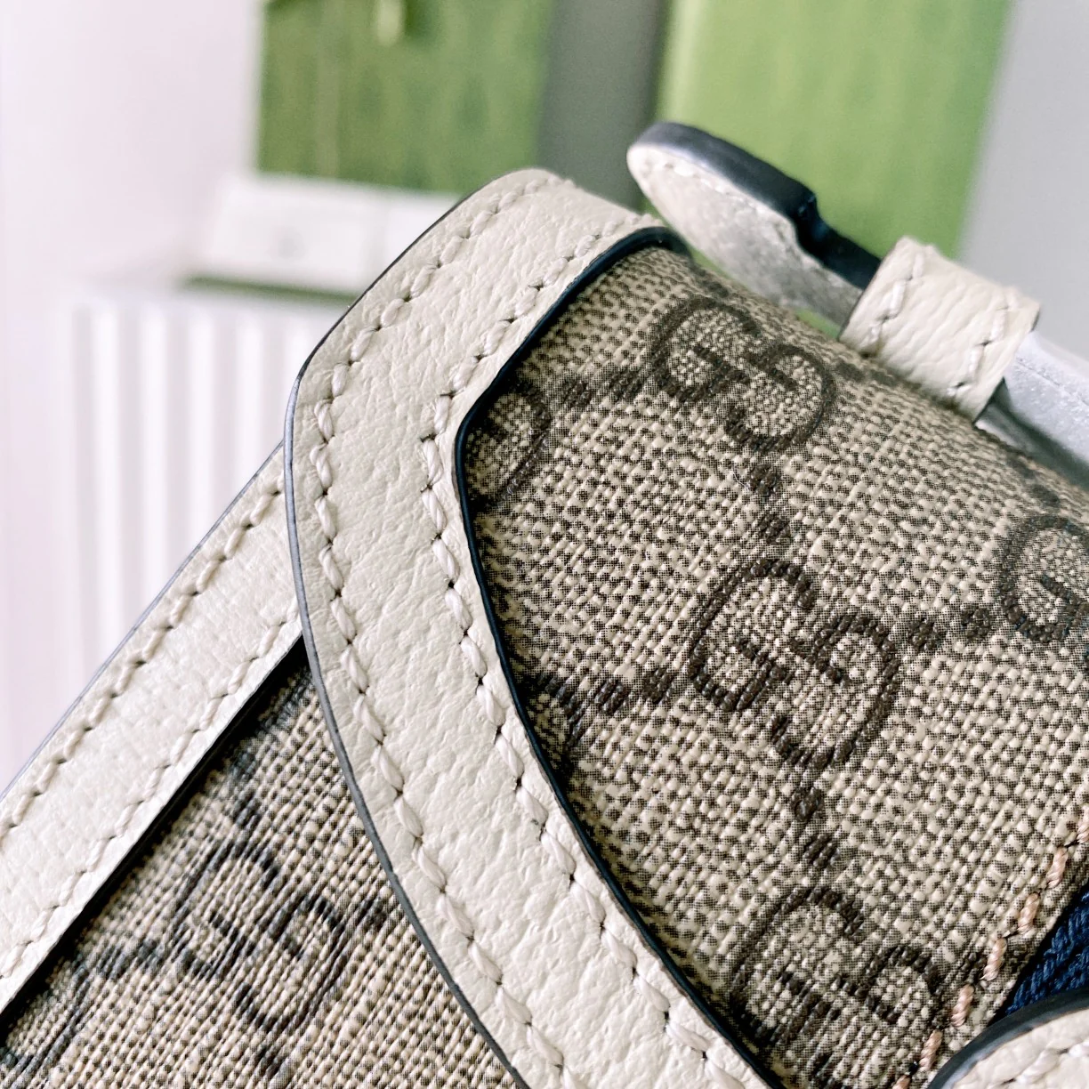 Мини-сумочка Gucci Ophidia/сумка через плечо - 17,5x13x6 см - Белая кожаная отделка с монограммой.