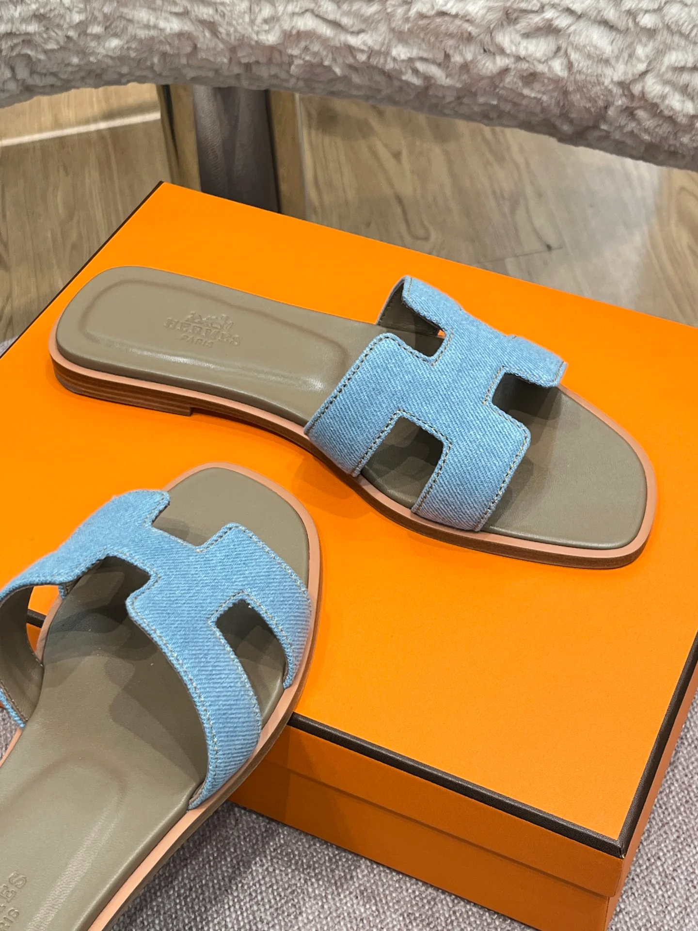 Новинка сезона весна/лето 2022 от Hermes - плоские тапочки H - 2 шт.