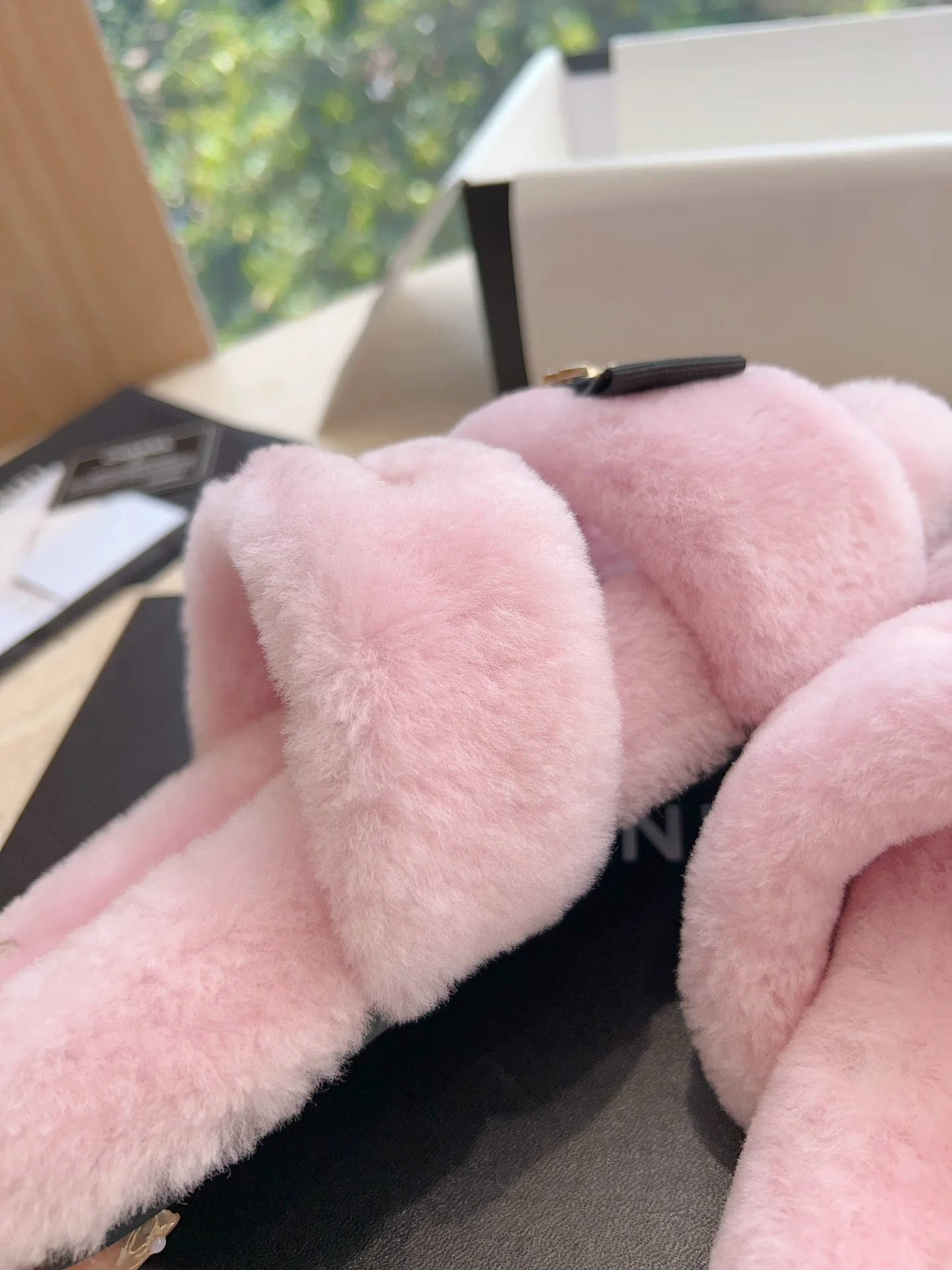 Новинка 2023 года от Chanel - Меховые тапочки - Розовые с бантиком