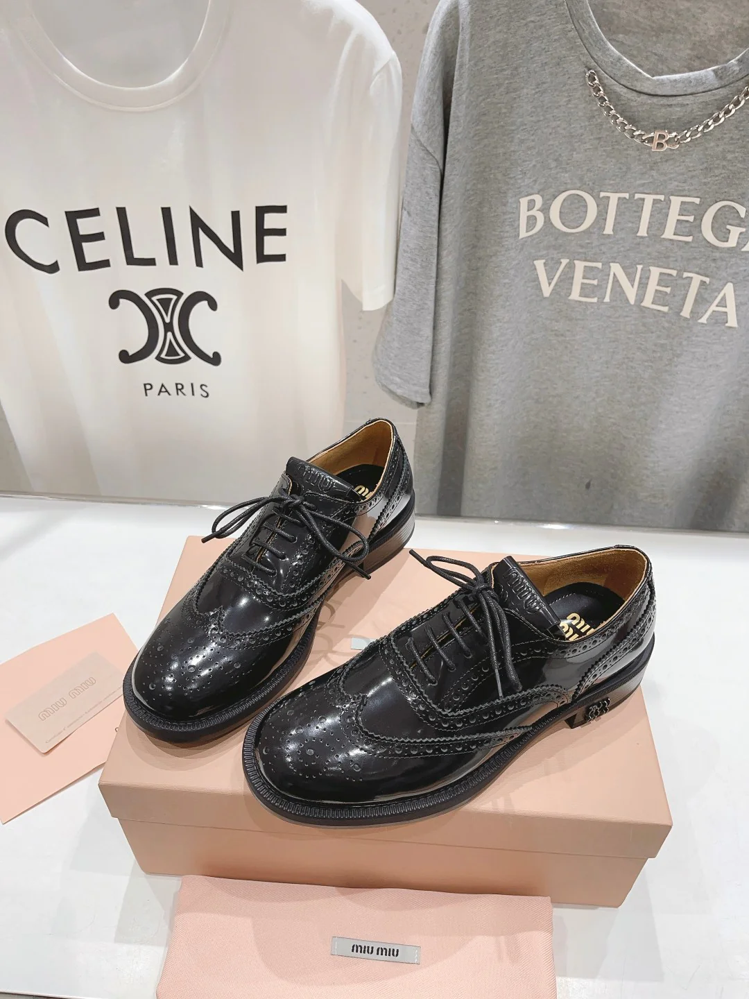 Коллекция Miu Miu весна/лето 2023 — Туфли-броги — Черные