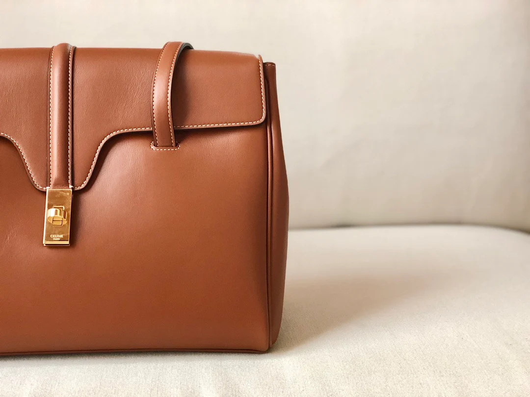 Сумка Celine Soft 16 Medium из гладкой коровьей кожи - коричневая
