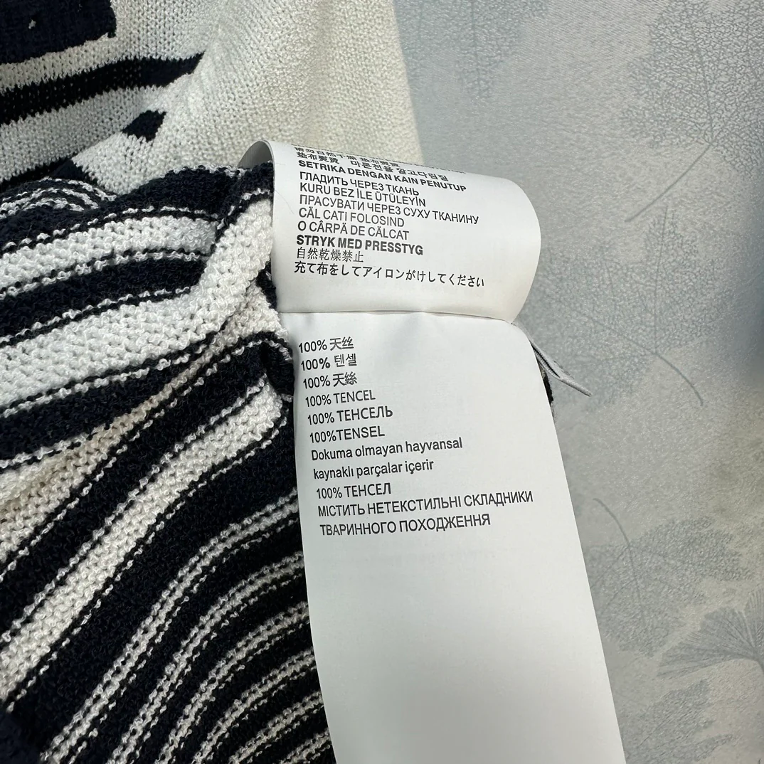 Miu Miu-2404-24 Вязаный топ в полоску с воротником и короткими рукавами для ранней весны