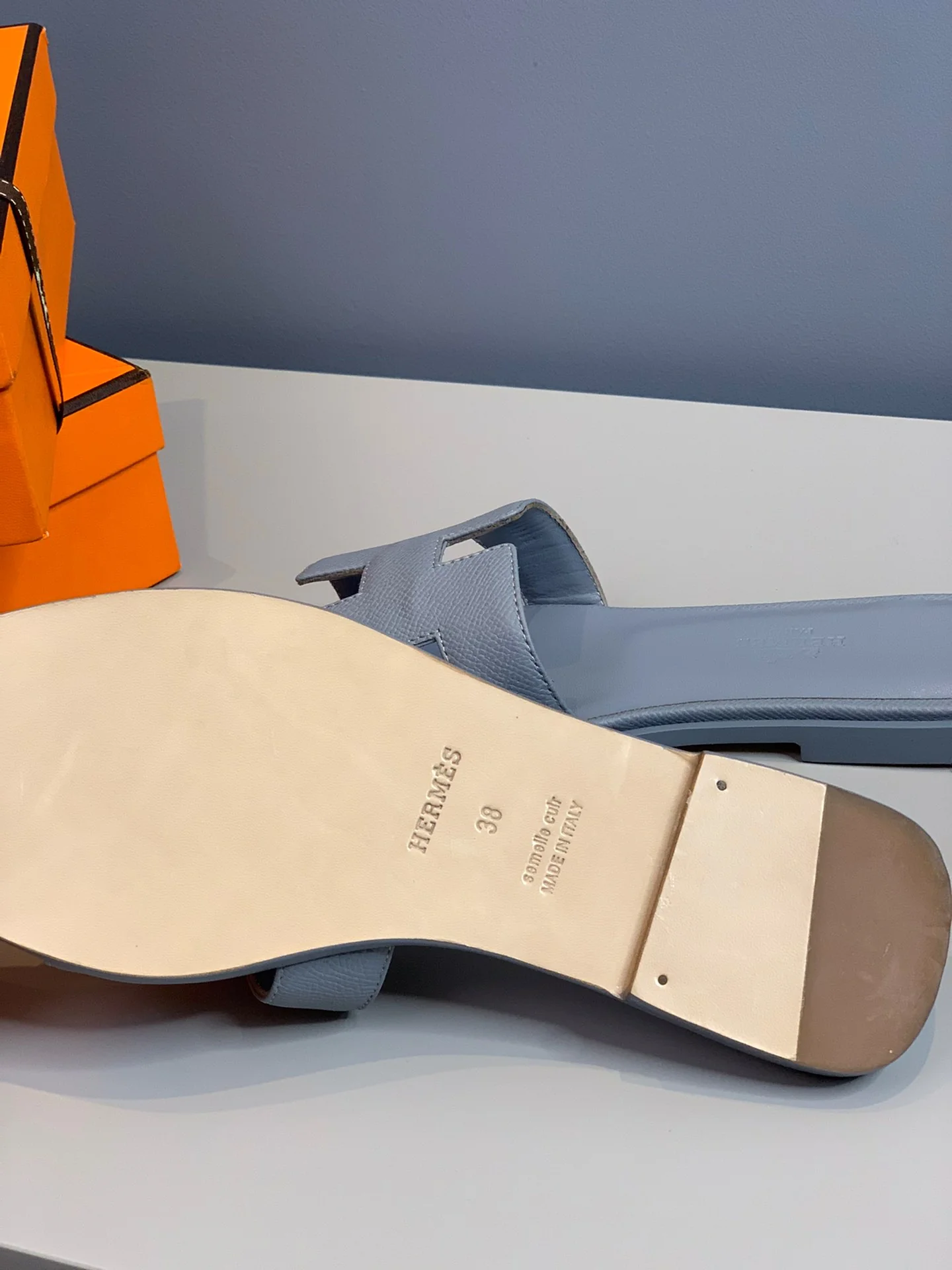 Новинка 2022 года от Hermes - Тапочки с отпечатком руки в форме буквы H - Серые