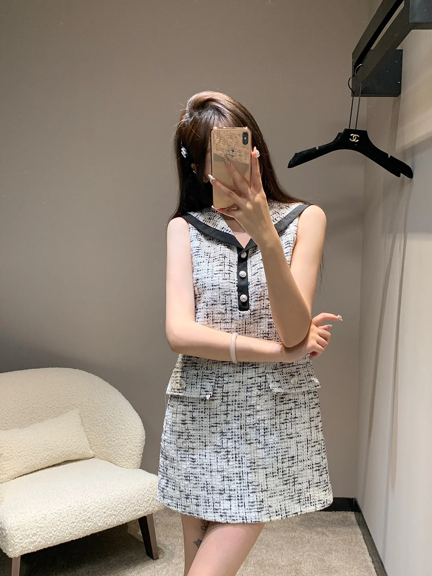 Chanel 2403 - Прочное шерстяное платье с воротником в морском стиле, украшенное жемчугом.