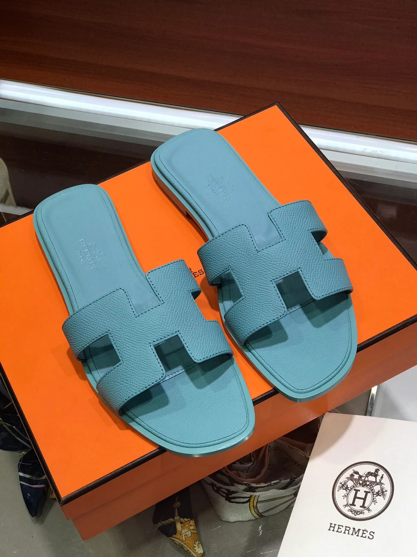 Новинка весны 2022 года от Hermes - плоские тапочки H - 2 шт.