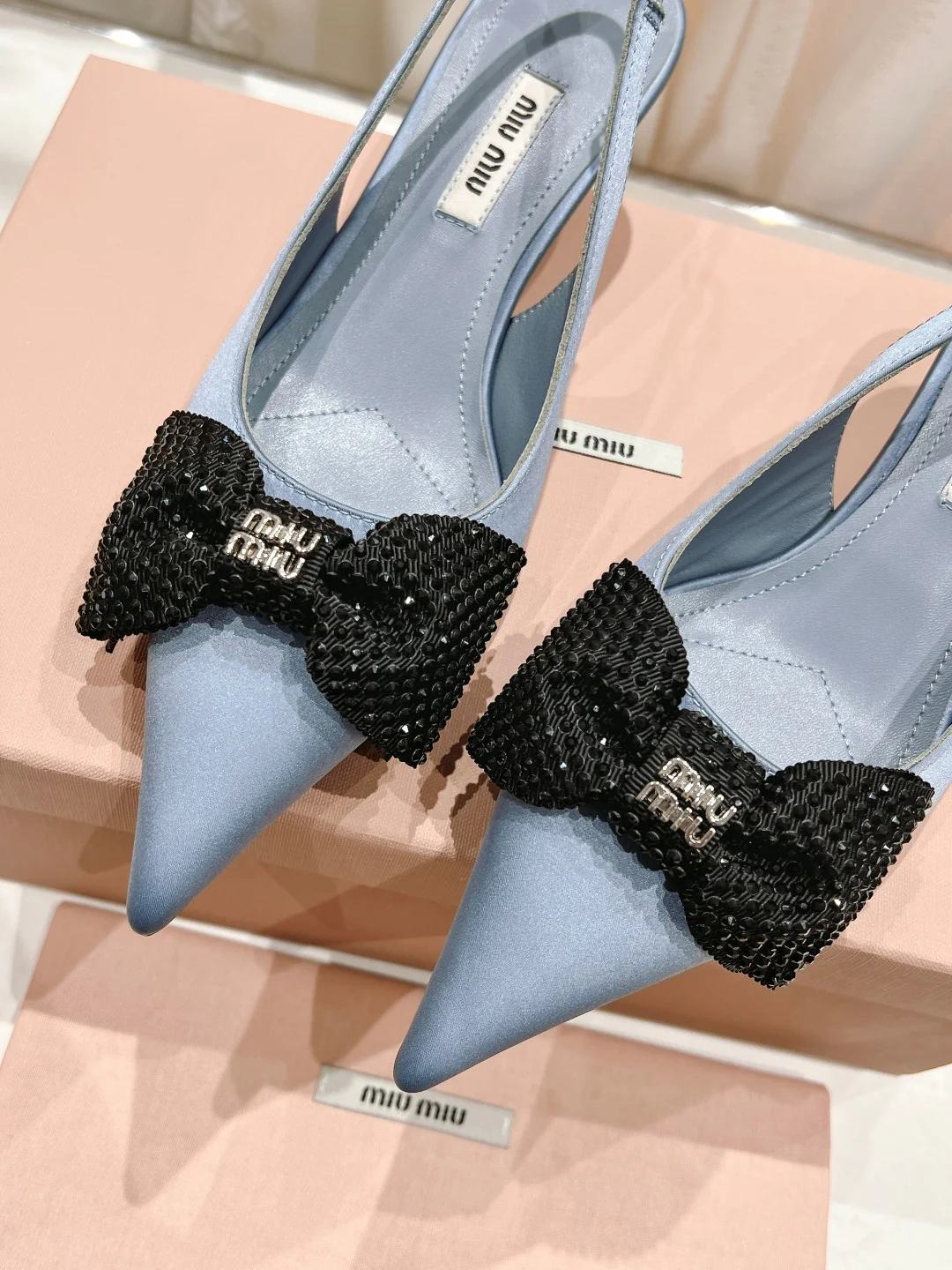 Новинка сезона весна/лето 2023 от Miu Miu - Босоножки на высоком каблуке с острым носком, украшенные стразами - высота 6 см - Серые