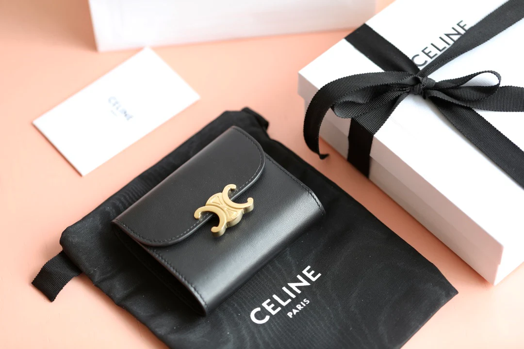 Маленький глянцевый кошелек Triomphe с клапаном из овечьей кожи - черный