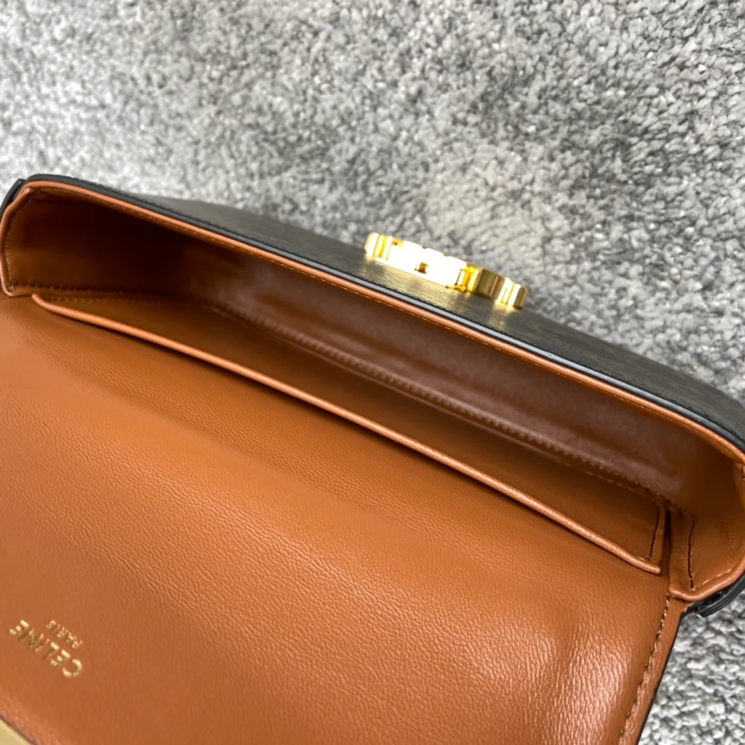 Сумка Celine Triomphe на цепочке через плечо