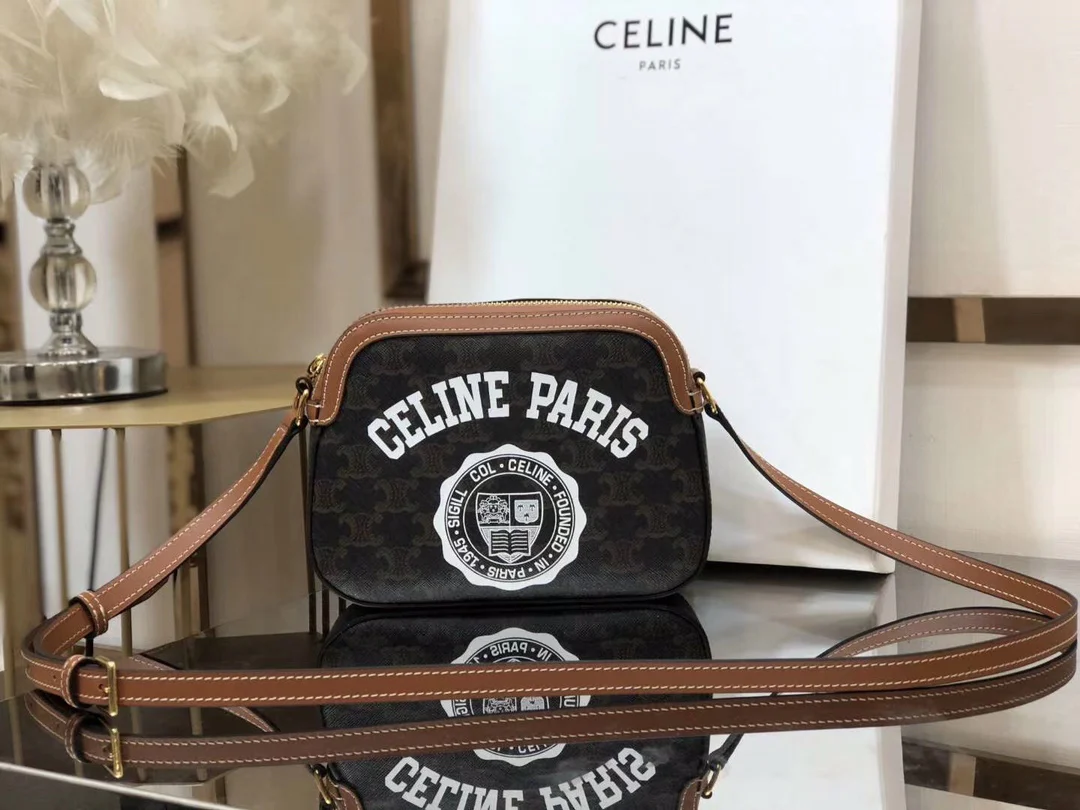 Маленькая холщовая сумка для фотоаппарата Celine Triomphe с большим логотипом.