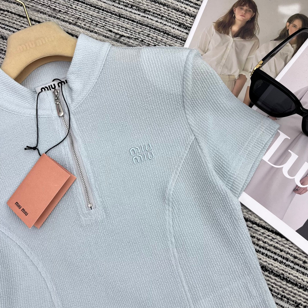 Miu Miu - 2404 - Коллекция весна/лето 2024 - Новый костюм Miu с воротником-стойкой, подплечниками и приталенным силуэтом - Серый