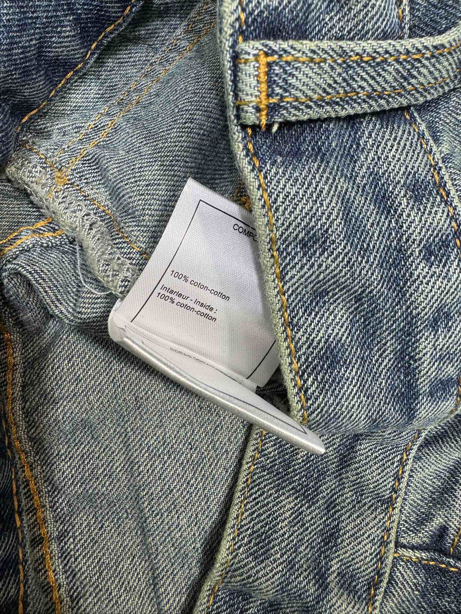 Джинсовые шорты Chanel 2403 с высокой талией и двумя карманами.