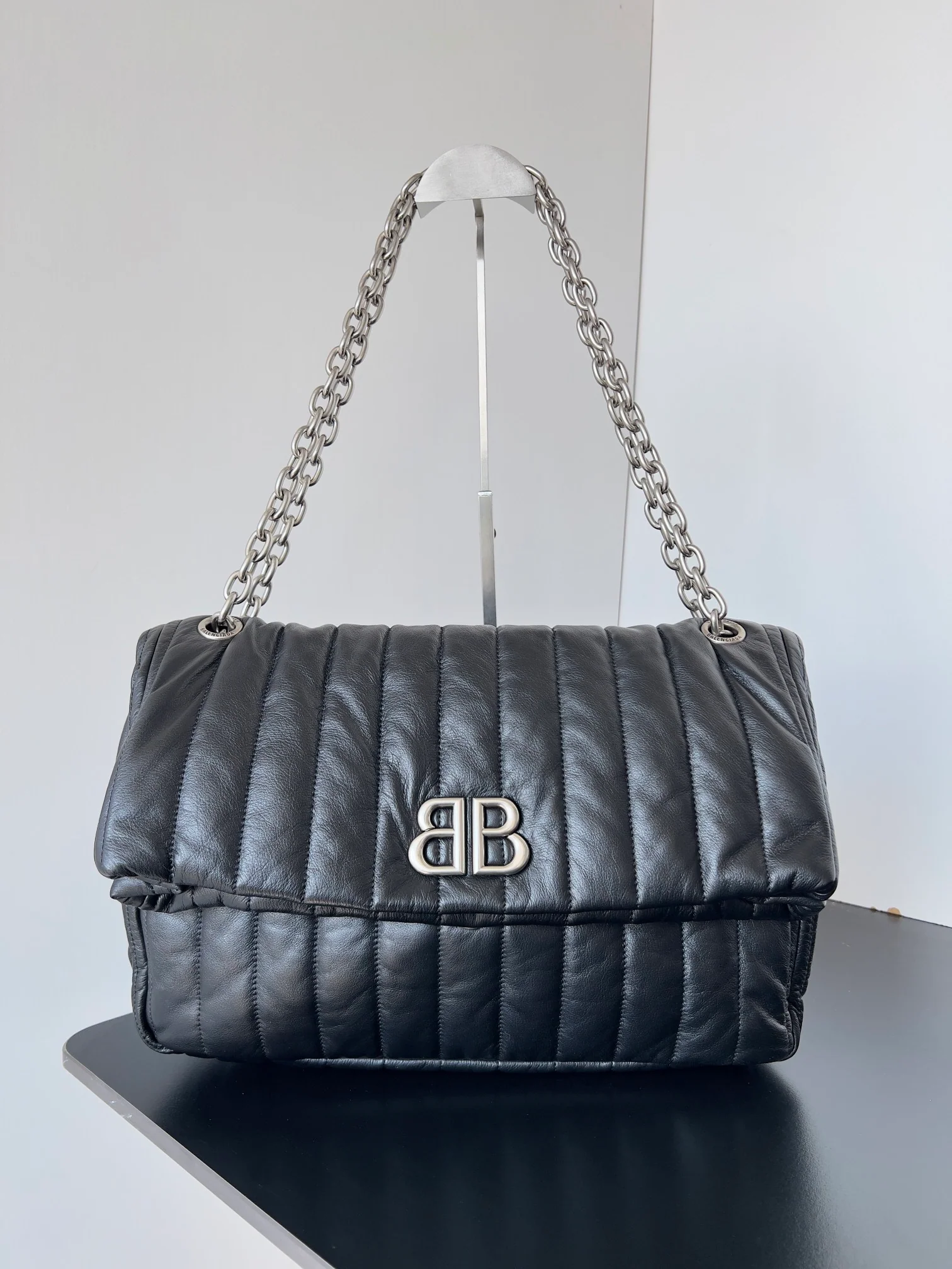 Большая стеганая сумка Balenciaga Monaco с цепочкой, размер Medium (32-5 см), черная.