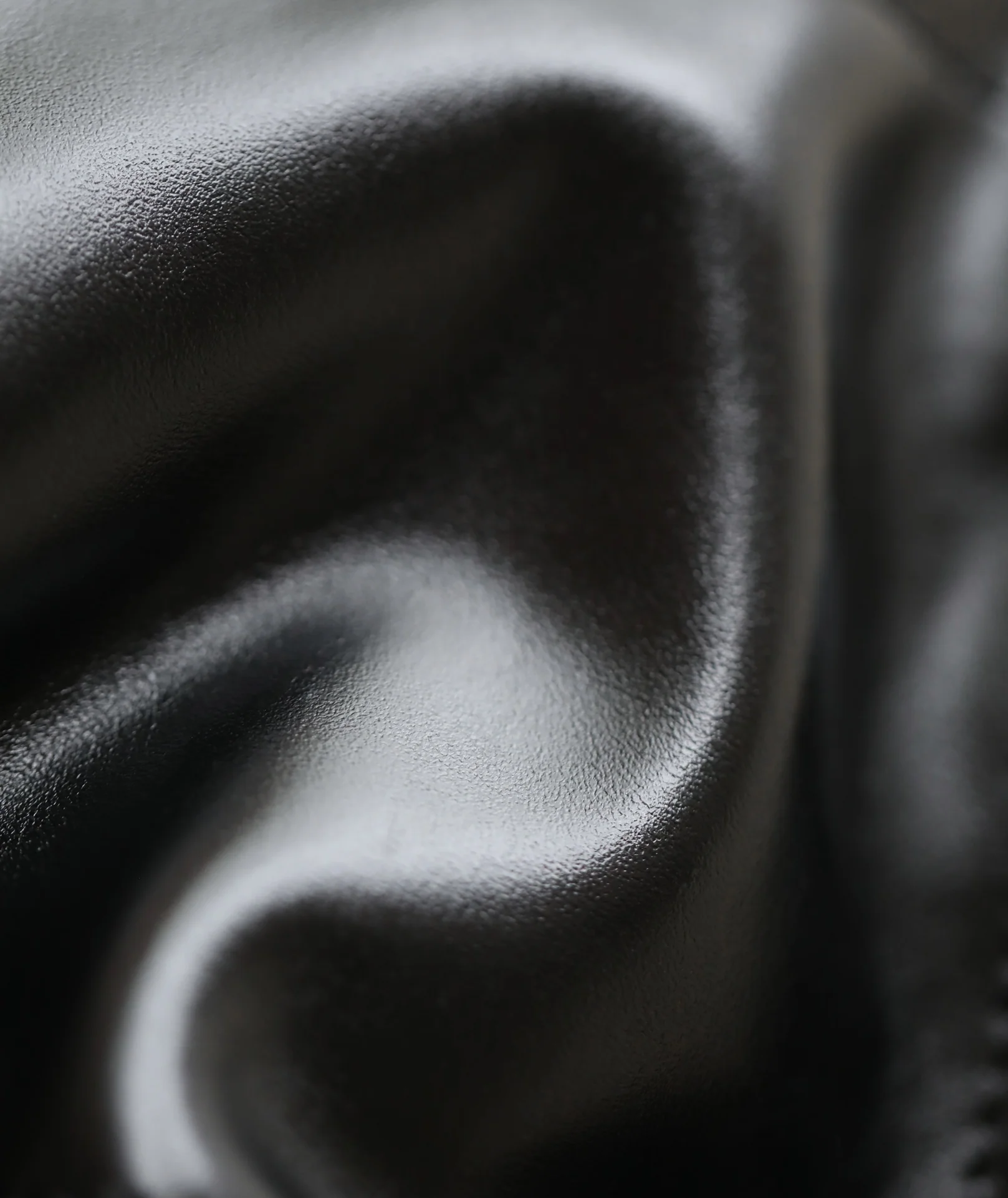 Мини-сумочка Chanel 22 – черная с золотой фурнитурой.