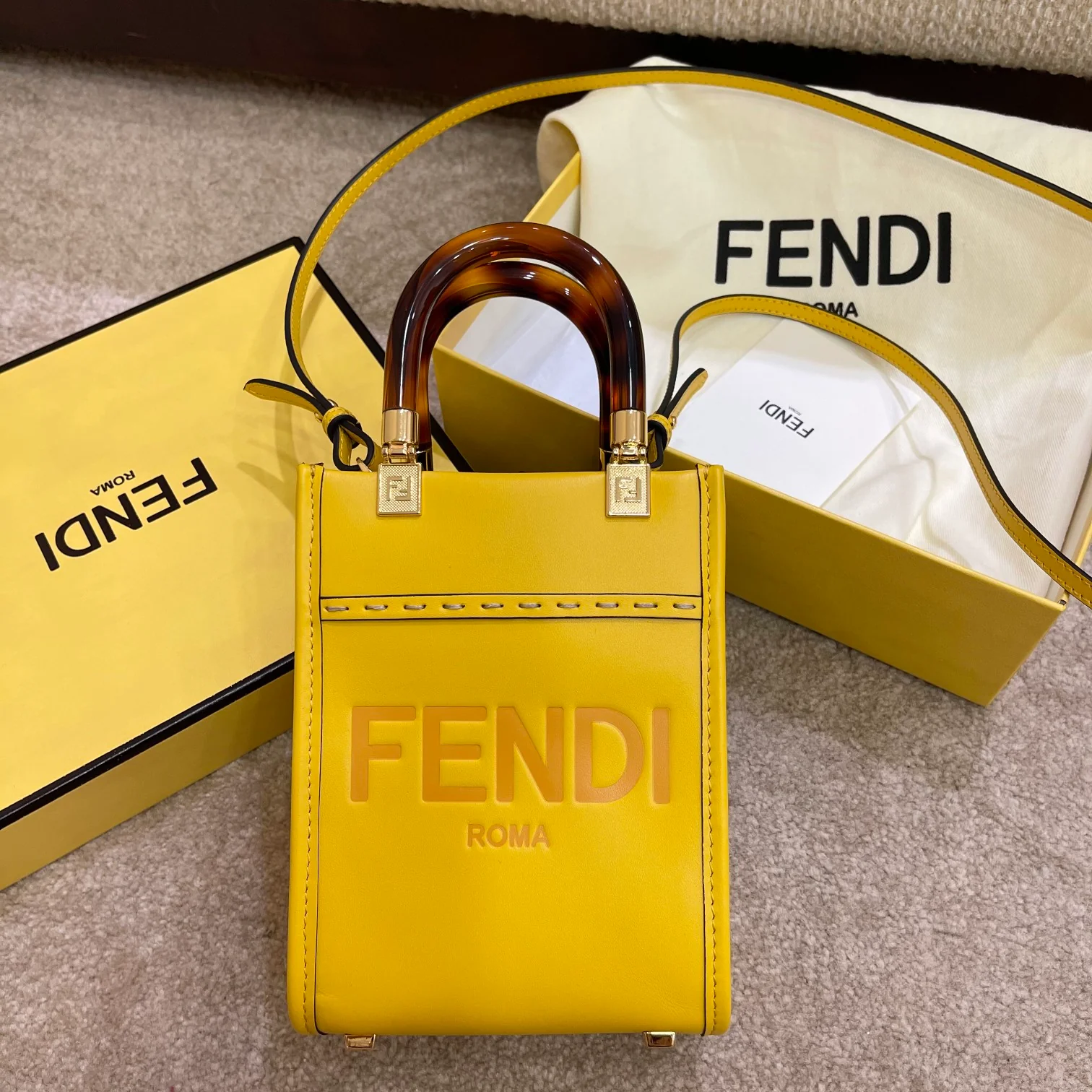 Мини-сумочка Fendi Sunshine желтого цвета
