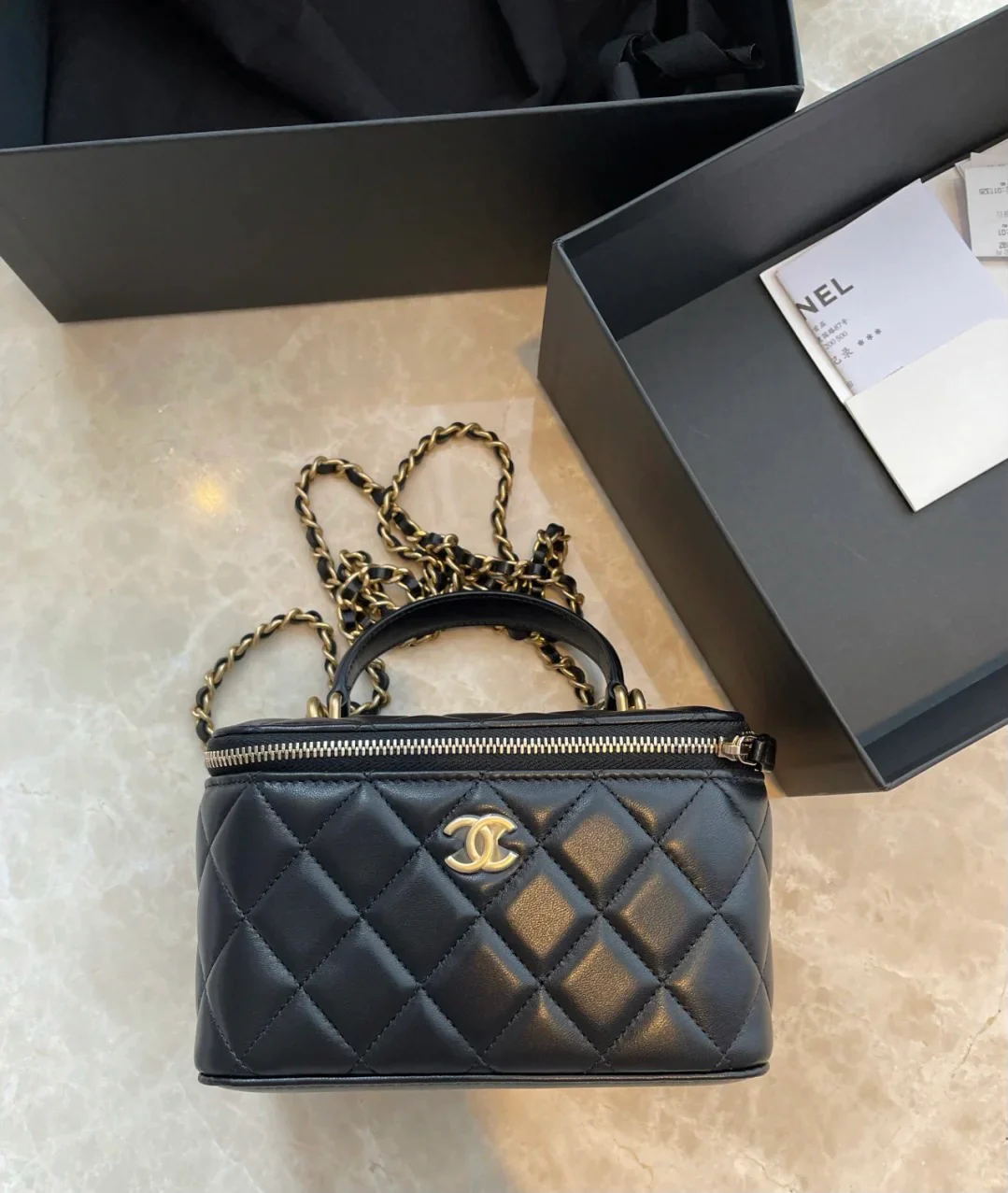 Сумка-коробочка Chanel с кожаной ручкой, длинная, черная.