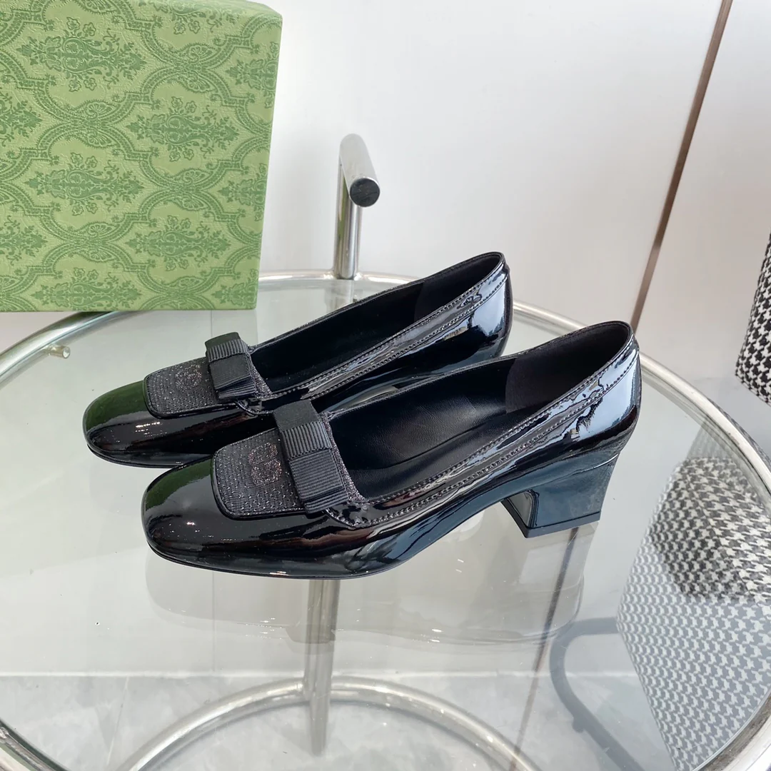 Новинка 2023 года от Gucci - балетки на низком каблуке с квадратным носком и бантом.