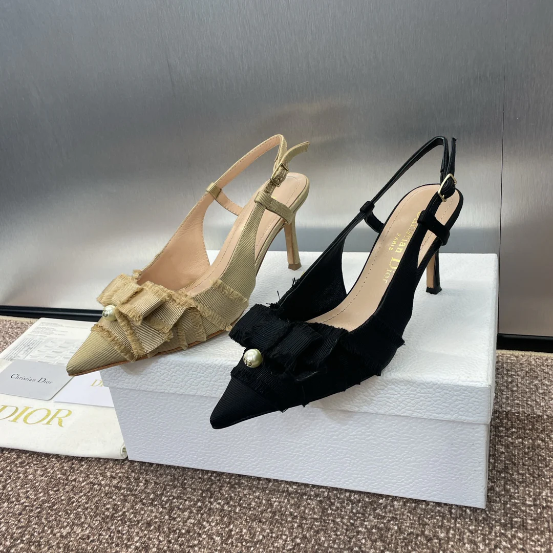 Изображение коллекции Dior 2024 года с туфлями на высоком каблуке с острым носком.
