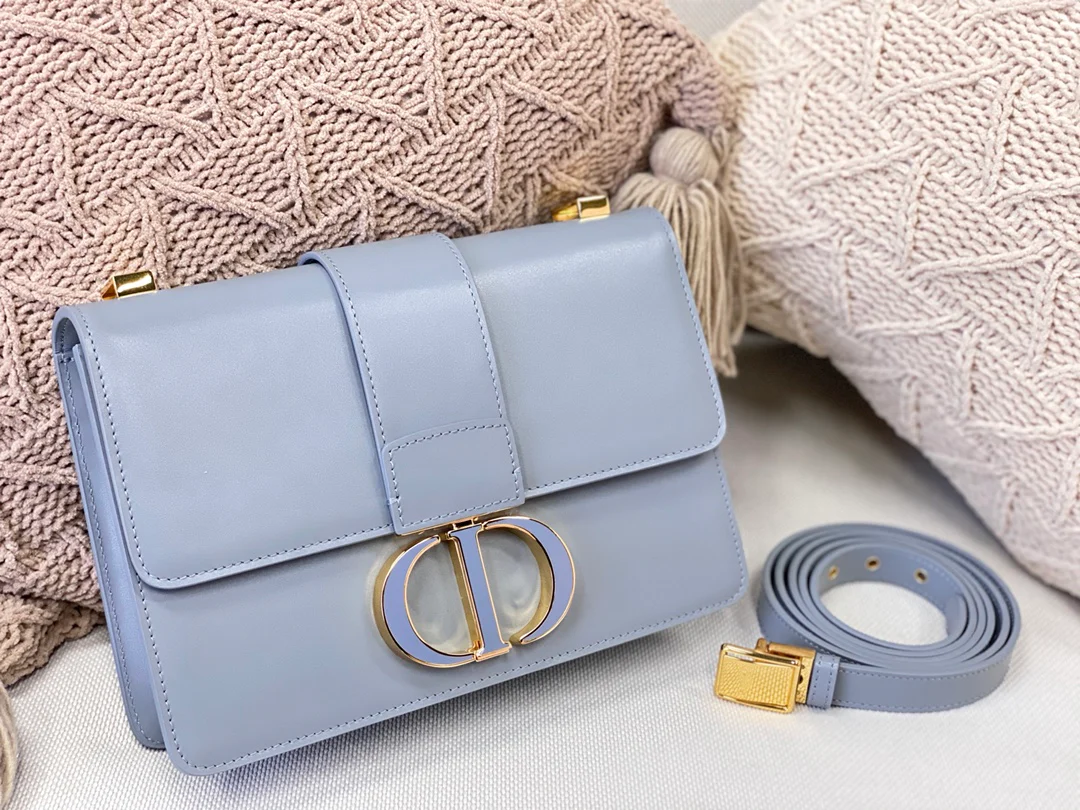 Часы Dior Montaigne серии 30, 24 см, гладкая кожа, пряжка из небесно-голубой эмали.