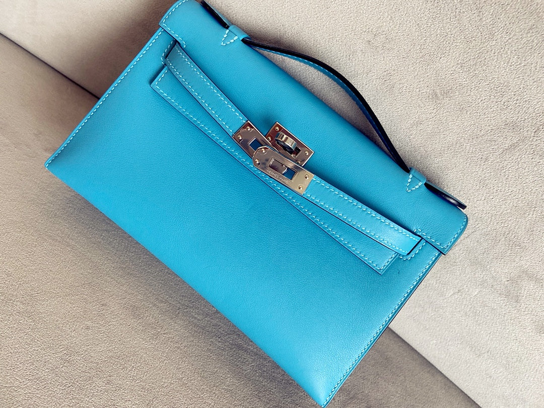 Мини-сумка Hermes Kelly 1-го поколения, 22 см, из кожи Swift, цвет Northern Blue, с серебряной пряжкой.