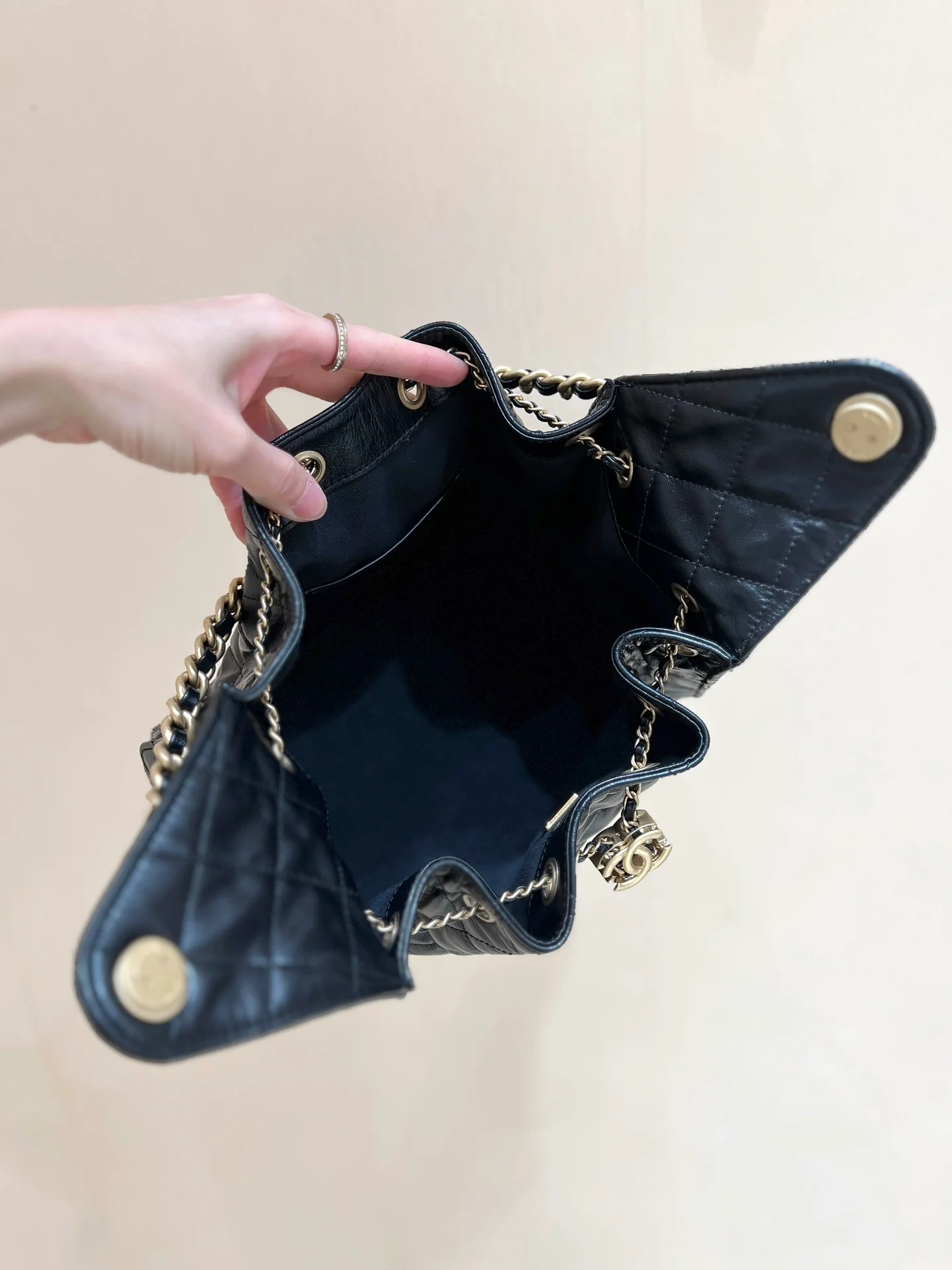 Сумка-ведро Chanel 25c 25bag из телячьей кожи с завязками, маленькая – черно-золотая