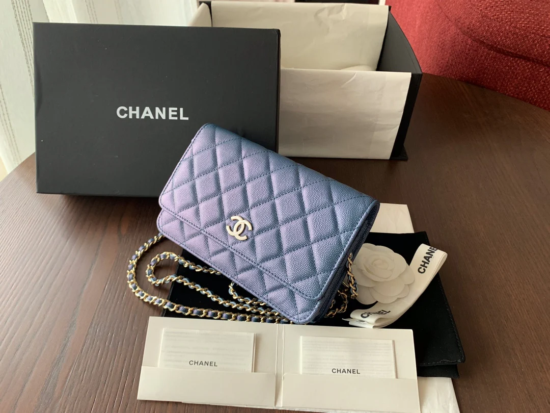 Пряжка Chanel WOC из телячьей кожи с эмалированным узором и жемчужным шариком - 1 шт.