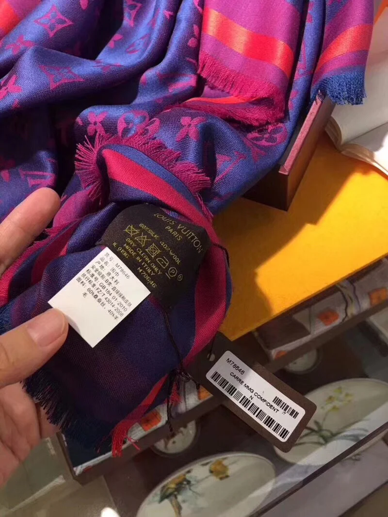 Шелковый шарф LV-140 Monogram — модель высшего класса с исключительно мягкой текстурой.