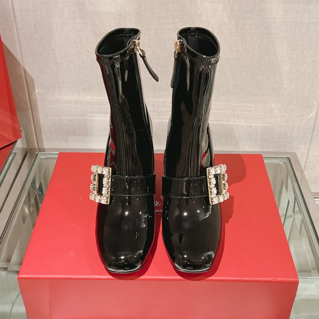 RV Shoes - Лакированные сапоги на высоком каблуке с пряжкой и стразами - Стразы Swarovski