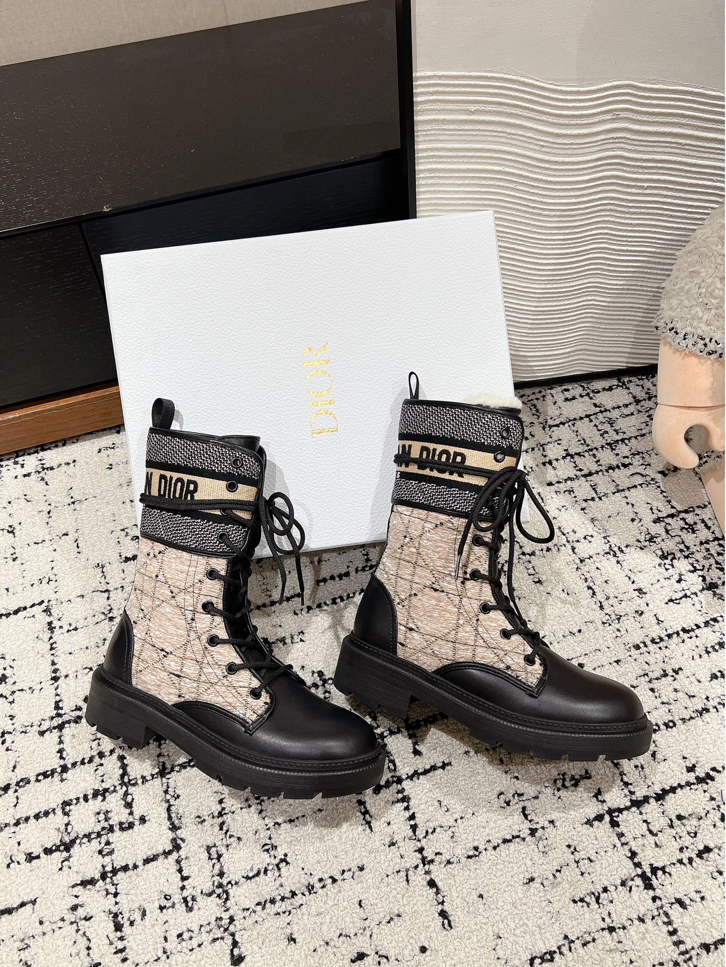 Ботинки Dior Dr. Martens 2024 — изображение из коллекции — 1