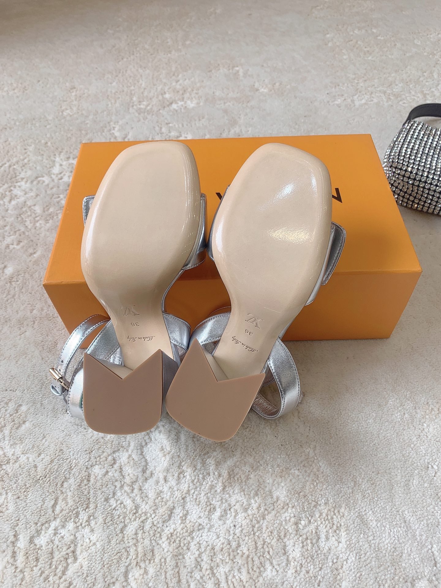 Новинка сезона весна/лето 2023 от LV - Босоножки на высоком каблуке - Серебристые