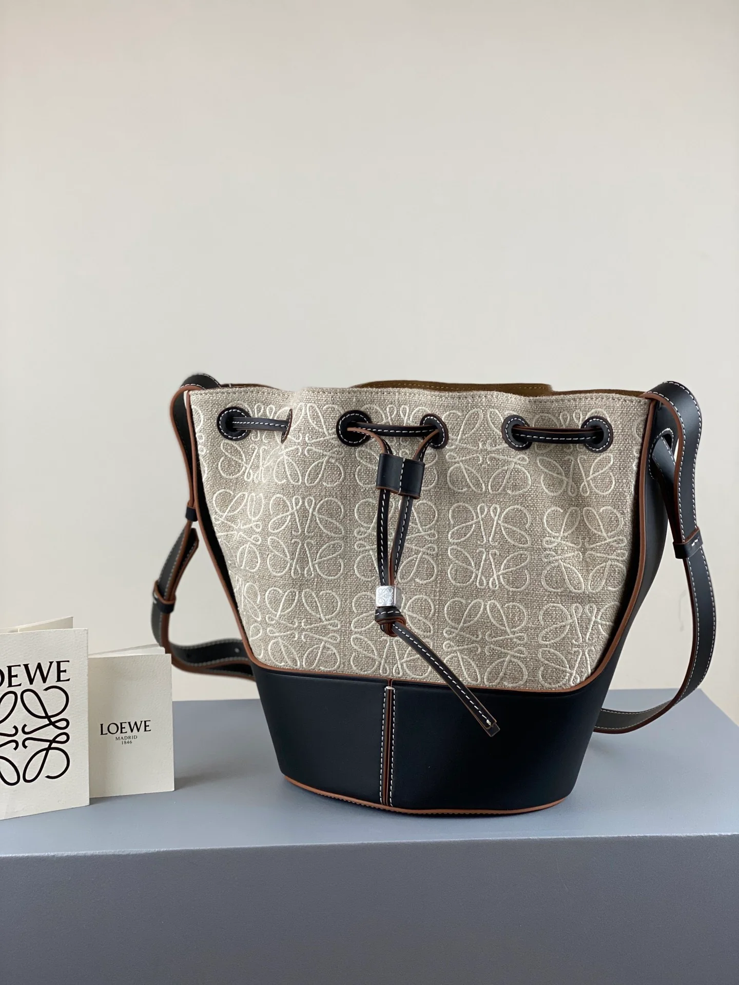 Loewe - Новая жаккардовая ткань Bucket