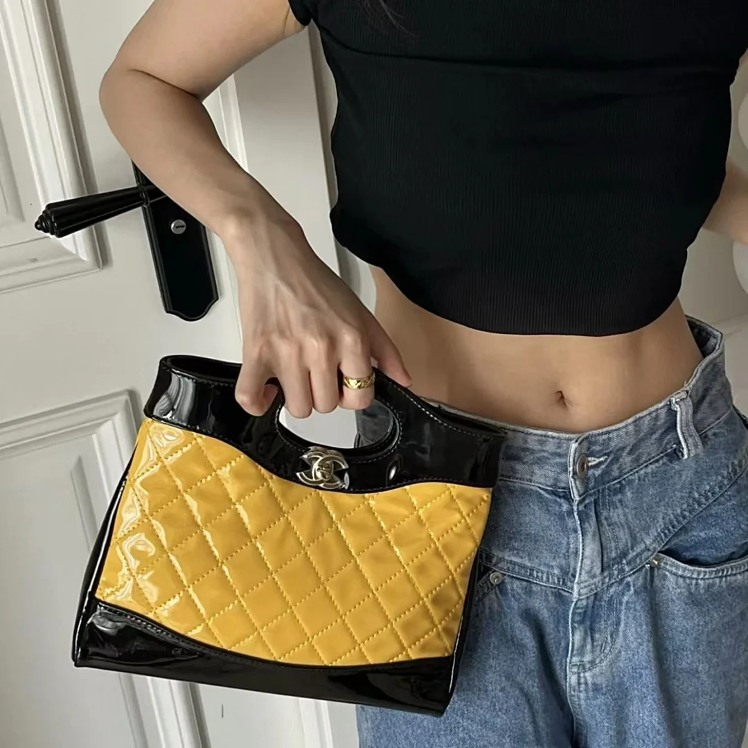 Коллекция Chanel Pre-Fall 2023 - сумка 31bag - черно-желтая - мини