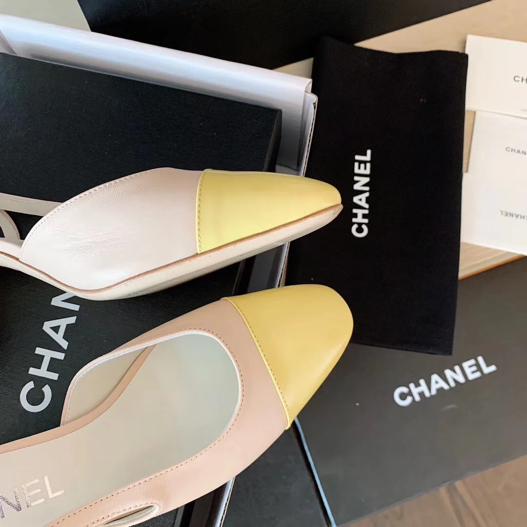 Классические сандалии Chanel на массивном каблуке - желтые