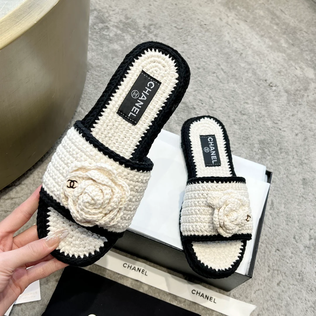 Новинка сезона весна/лето 2023 от Chanel - Плетеные тапочки с камелиями - Белые